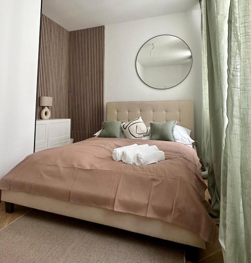 Designer Near Main Station Apartment