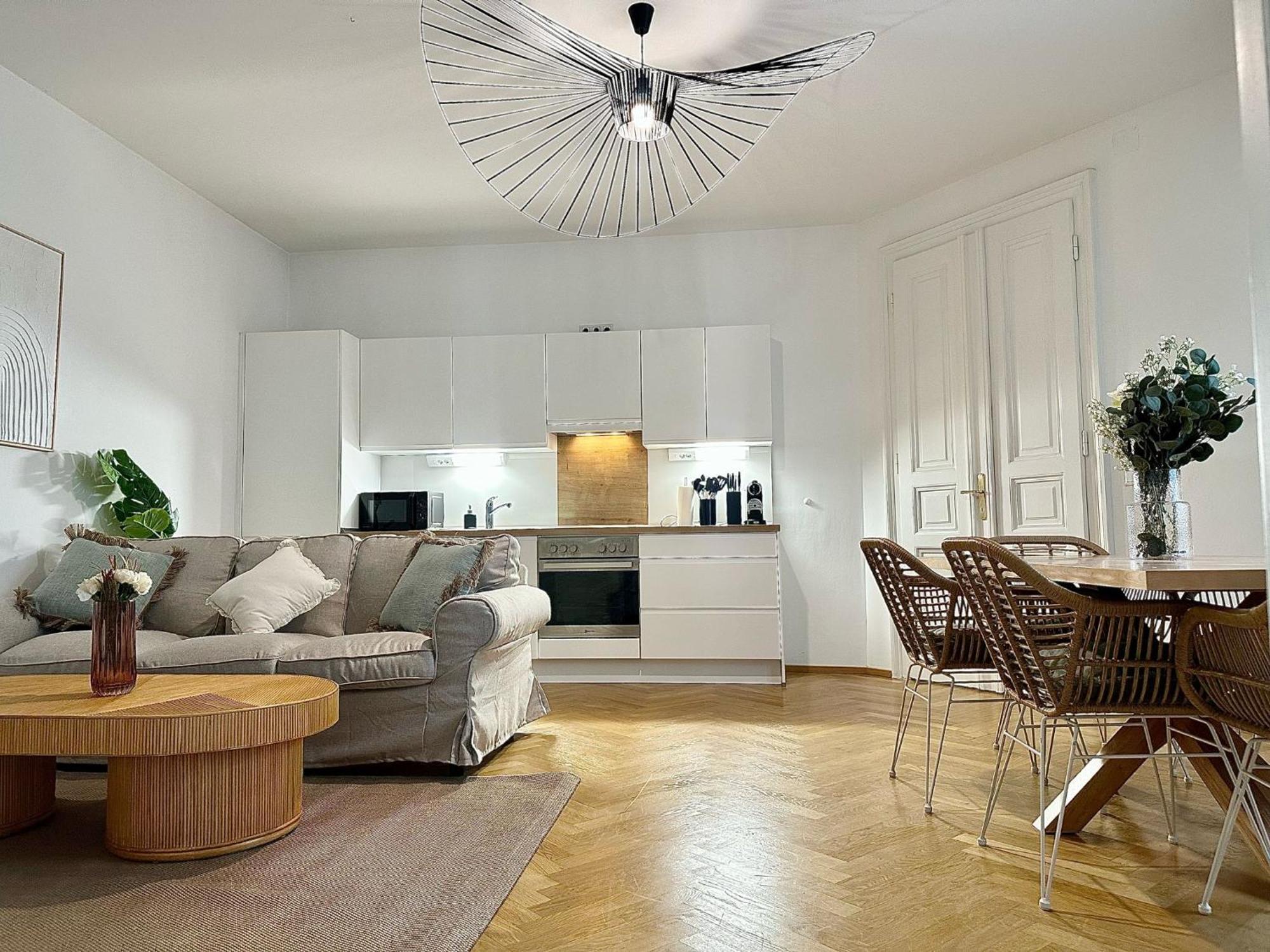 Designer Near Main Station * Viena